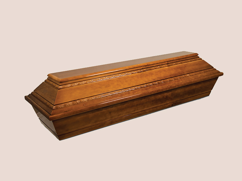 Acest sicriu este confectionat din lemn de brad realizat in 4 colturi avand un finisaj lucios si un model impletit sculptat pe capac. Sicriul poate fi echipat cu toate accesoriile disponibile.